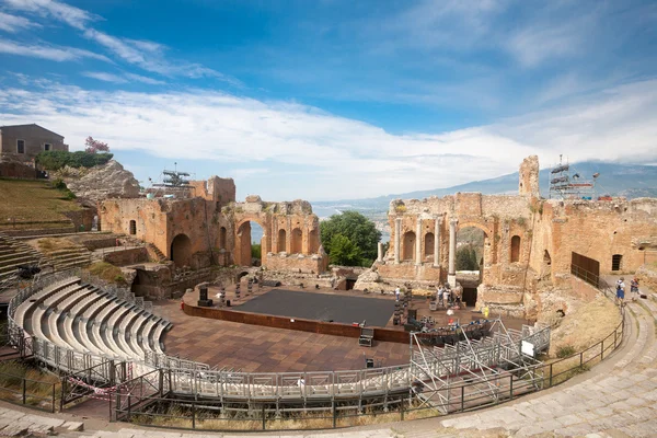 Lavoratori che montano un palco nel Teatro Greco di Taormina — Foto Stock