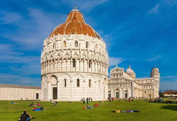 Tourists resting in front of Piazza dei Miracoli in Pisa — Stock Photo, Image