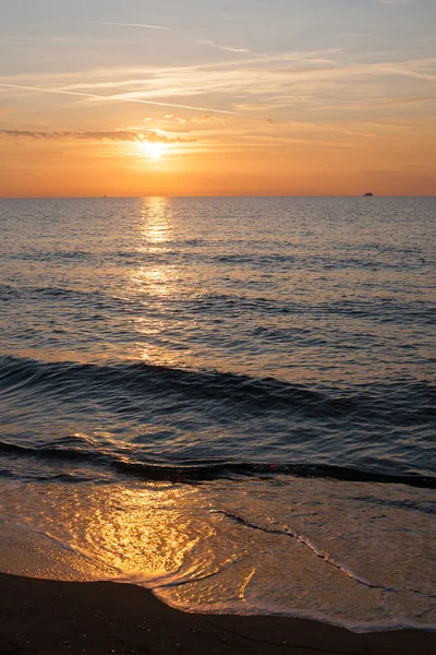 Denizin üzerinde gün batımı
