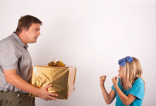 Vater Schockiert Über Seine Tochter Die Die Geschenkbox Gewaltsam Ablehnt — Stockfoto