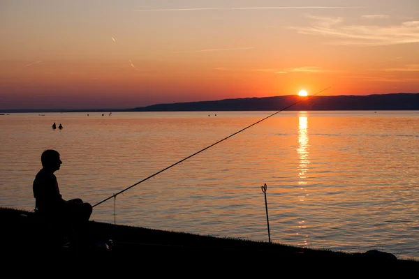Silueta Rybáře Jeho Rod Fisher Balatonu Při Západu Slunce — Stock fotografie