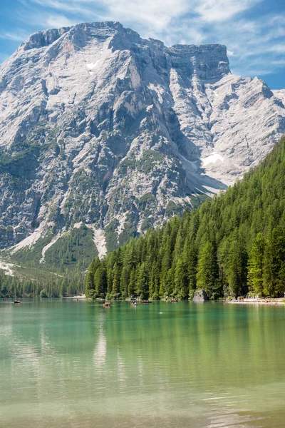 旅游在 Braies 湖上划船 — 图库照片