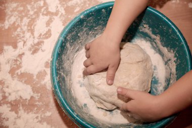 Kadın mutfakta ev yapımı meyveli börek yapıyor. Hamur köftelerini yakından modelliyorum. Kadın elleri köfteleri yontuyor..