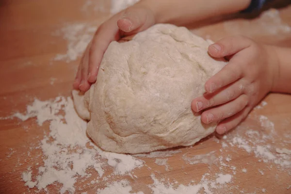 女性の彫刻手作り餃子は、キッチンで耳を負担します。餃子のモデリングを閉じます。女性の手の彫刻餃子. — ストック写真