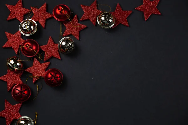 Conceito Fundo Natal Estrelas Vermelhas Fundo Preto Decoração Natal Flatlay — Fotografia de Stock
