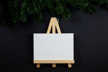 Noel arka planı düz. Siyah arka planda kırmızı yıldızlar, Noel dekorasyonu, düz yatak. Metin için yer, kar