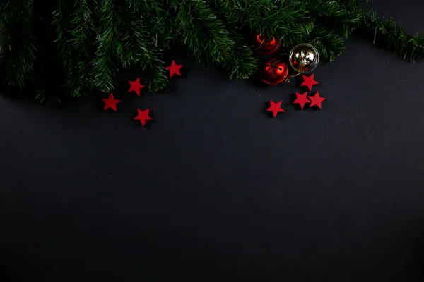 Χριστούγεννα φόντο Layflat. Κόκκινα αστέρια σε μαύρο φόντο, χριστουγεννιάτικη διακόσμηση, επίπεδο. Θέση για κείμενο, χιόνι — Φωτογραφία Αρχείου