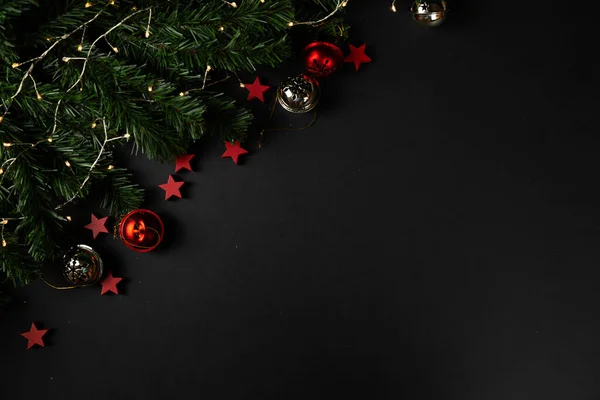 Noel arka planı düz. Siyah arka planda kırmızı yıldızlar, Noel dekorasyonu, düz yatak. Metin için yer, kar