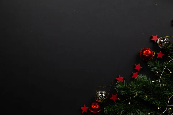 Noel arka planı düz. Siyah arka planda kırmızı yıldızlar, Noel dekorasyonu, düz yatak. Metin için yer, kar