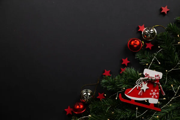 Noel arka planı düz. Siyah arka planda kırmızı yıldızlar, Noel dekorasyonu, düz yatak. Metin için yer, kar