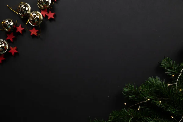 Noel arka planı düz. Siyah arka planda kırmızı yıldızlar, Noel dekorasyonu, düz yatak. Metin için yer, kar