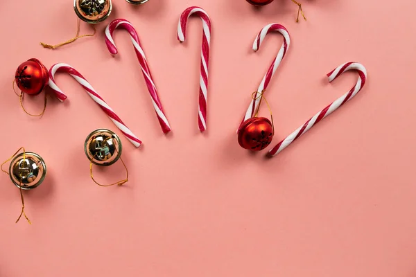 크리스마스 종소리의 위에는 파스텔 배경에 사탕수수가 — 스톡 사진