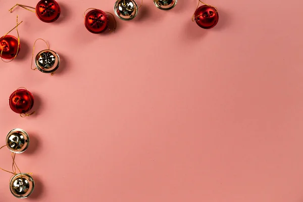 Pastel pembe arka planda bir sürü şeker kamışlı Noel çanları. Fotokopi alanı olan bayram kutlama kartı.