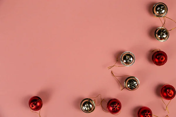 Pastel pembe arka planda bir sürü şeker kamışlı Noel çanları. Fotokopi alanı olan bayram kutlama kartı.