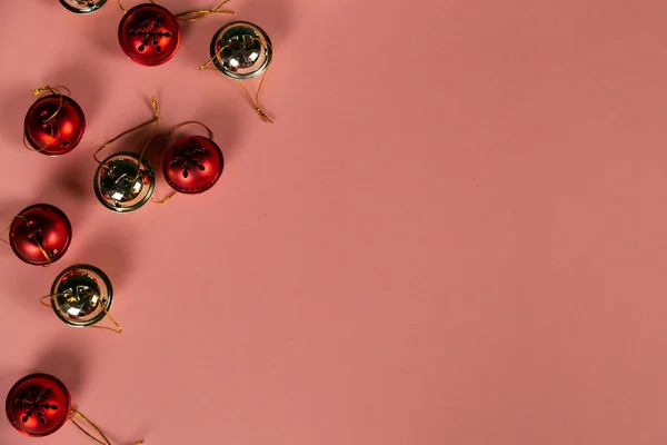 파스텔 그라운드에 사탕수수가 크리스마스 종소리의 카드를 공간으로 — 스톡 사진