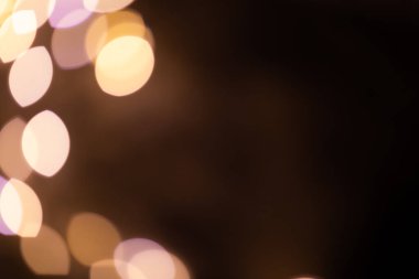 Siyah arkaplandaki altın soyut bokeh, parlak ışıklar