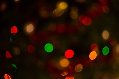 Siyah arka planda çok renkli kenarlar, parlak ışıklar.