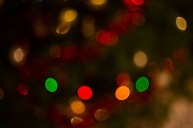 Siyah arka planda çok renkli kenarlar, parlak ışıklar.