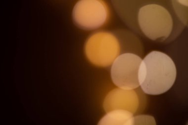 Siyah arkaplandaki altın soyut bokeh, parlak ışıklar