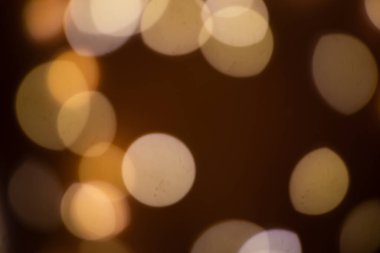 Siyah arkaplandaki altın soyut bokeh, parlak ışıklar