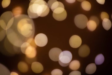 Siyah arkaplandaki altın soyut bokeh, parlak ışıklar