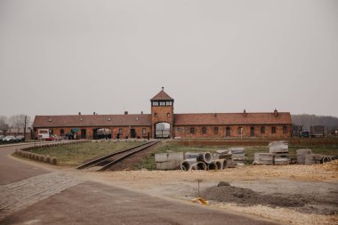Oswiecim, Polonya - 12 Nisan 2019: Auschwitz Birkenau Demiryolu Girişi Alman Nazi Toplama ve İmha Kampı İkinci Dünya Savaşı, Polonya
