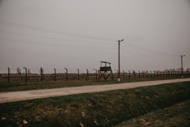 Auschwitz, Polonya - 04.12.2019: Polonya, Auschwitz 'de elektrikli çit. Soykırım kavramı.