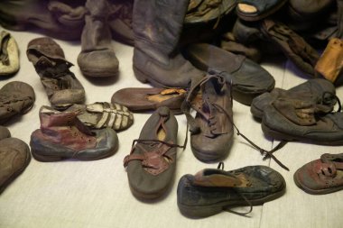 Auschwitz, Polonya - 04.12.2019: Auschwitz mahkum ayakkabıları, Polonya. Soykırım kavramı.