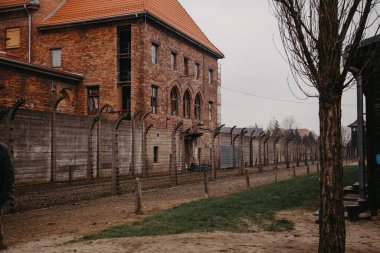 Auschwitz, Polonya - 04.12.2019: Polonya, Auschwitz 'de elektrikli çit. Soykırım kavramı.
