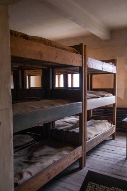 Auschwitz, Polonya - 04.12.2019: Auschwitz 'teki bir toplama kampında dikenli tellerin arkasındaki mahkumlar için kışla. Auschwitz-Birkenau Eyalet Müzesi