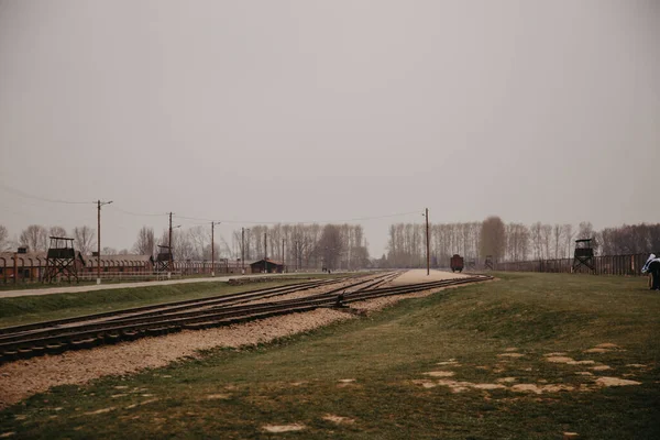 Auschwitz, Polonya - 04.12.2019: Polonya, Auschwitz 'de elektrikli çit. Soykırım kavramı.