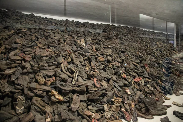 Auschwitz, Polonya - 04.12.2019: Auschwitz mahkum ayakkabıları, Polonya. Soykırım kavramı.