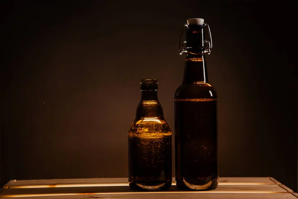 Bottiglia Birra Tavolo Legno Bicchiere Birra Sfondo Nero — Foto Stock