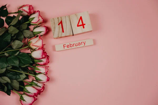 Rose Con Vino Calendario Legno Sfondo Rosa Febbraio San Valentino — Foto Stock