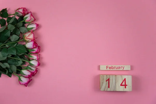 Pembe Arka Planda Ahşap Takvimli Güller Şubat Sevgililer Günü — Stok fotoğraf