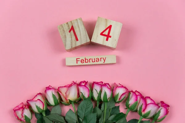 Roses Wine Wooden Calendar Pink Background February Valentine Day — Stock Photo, Image