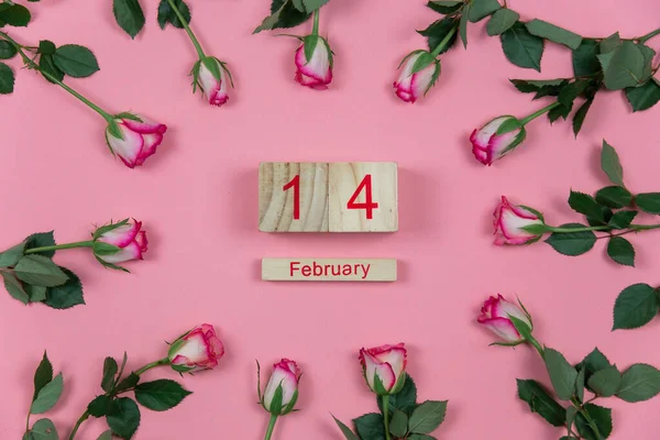 Roses Wine Wooden Calendar Pink Background February Valentine Day — Stock Photo, Image