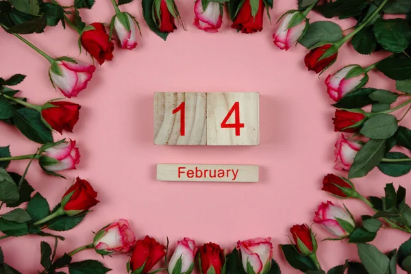 Roses Wine Wooden Calendar Pink Background February Valentine Day — Stock Photo, Image