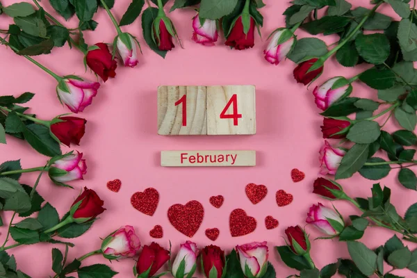 Şarap ve ahşap takvimli güller pembe arka planda 14 Şubat Sevgililer Günü