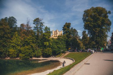 Hohenschwangau Kalesi Schloss Hohenschwangau 19. yüzyıl sarayı. Yaz günü. Hohenschwangau. Almanya