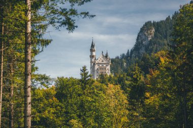 Dünyaca ünlü Neuschwanstein Şatosu 'nun güzel manzarası, Fussen yakınlarında manzaralı dağ manzarası, güneybatı Bavyera, Almanya
