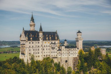 Dünyaca ünlü Neuschwanstein Şatosu 'nun güzel manzarası, Fussen yakınlarında manzaralı dağ manzarası, güneybatı Bavyera, Almanya