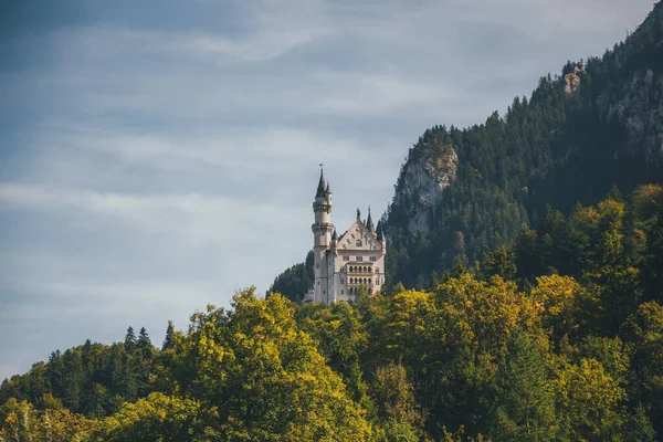Bela vista do mundialmente famoso Castelo de Neuschwanstein, com paisagem montanhosa cênica perto de Fussen, sudoeste da Baviera, Alemanha — Fotografia de Stock