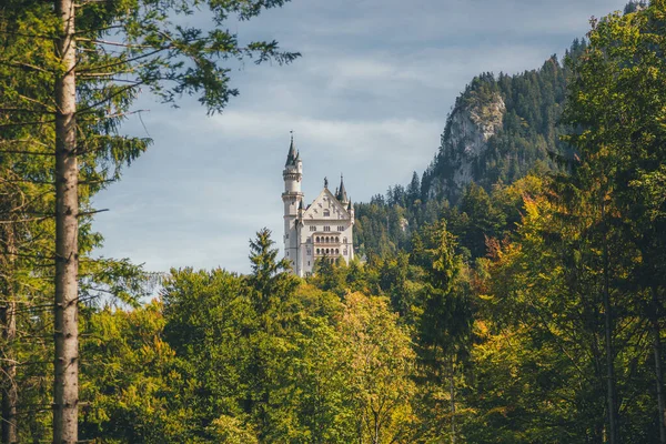 Bella vista del famoso castello di Neuschwanstein, con paesaggio montano panoramico vicino a Fussen, Baviera sud-occidentale, Germania — Foto Stock