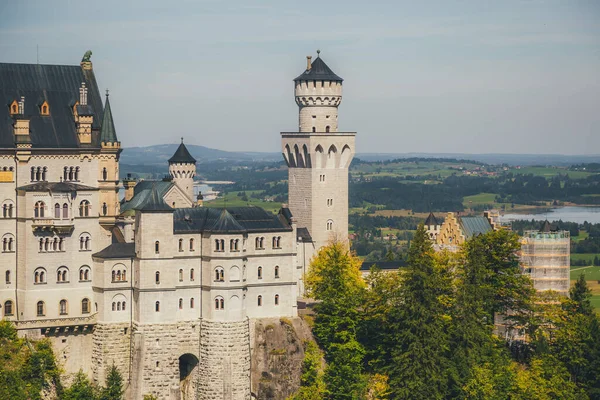Dünyaca ünlü Neuschwanstein Şatosu 'nun güzel manzarası, Fussen yakınlarında manzaralı dağ manzarası, güneybatı Bavyera, Almanya