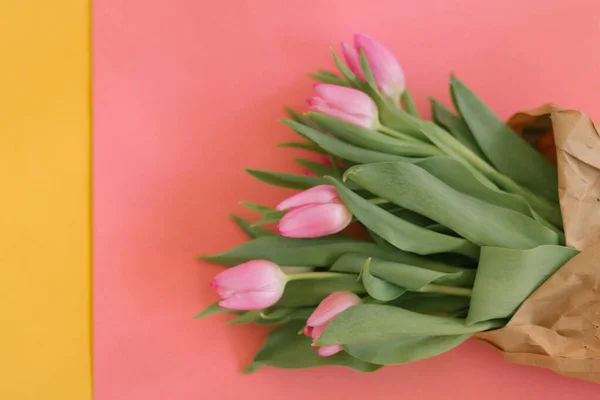 Kadınlar Günü için pembe ve sarı laleler, Anneler Günü, 8 Mart veya Sevgililer Günü için. Yakın plan. Tatil kavramı ve günaydın dilekleri..