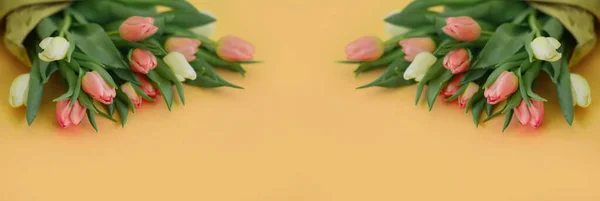 Kadınlar Günü afişi, 8 Mart ya da Sevgililer Günü. Sarı arka planda laleler. Yukarıdan bak. Yakın plan. Uzayı metin için kopyala. Tatil kavramı ve günaydın dilekleri..