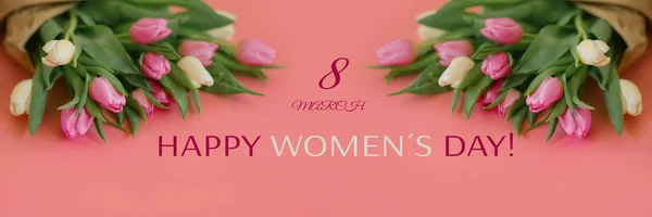 Kadınlar Günü afişi, 8 Mart ya da Sevgililer Günü. Pembe arka planda laleler. Yukarıdan bak. Yakın plan. Tatil kavramı ve günaydın dilekleri..
