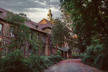 BEELITZ Heilstatten - 25 Mayıs 2012: Berlin, Beelitz, Almanya yakınlarındaki terk edilmiş hastane ve sanatoryum Beelitz Heilstatten