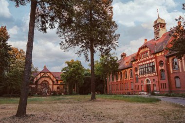 BEELITZ Heilstatten - 25 Mayıs 2012: Berlin, Beelitz, Almanya yakınlarındaki Beelitz-Heilstatten askeri hastanesinde terk edilmiş bina